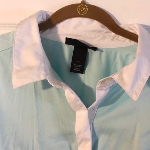 Women’s plus size button down shirt. Size 22 - Picture 2 of 7